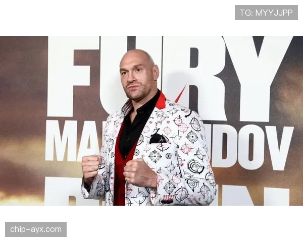 泰森·富里晚上竟然躺健身房刷剧，体脂看着像度假去的路人一样…