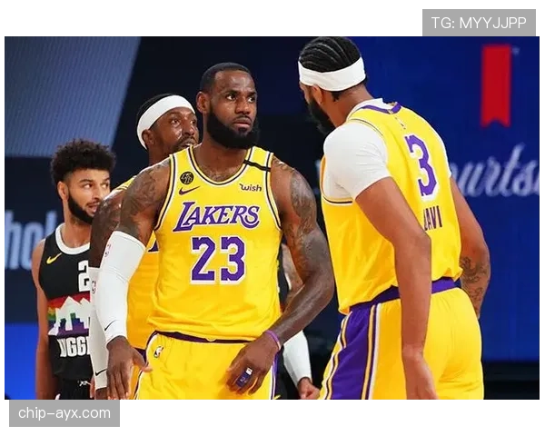 格兰特·希尔突破持球拉开空间 提升关键时刻得分效率